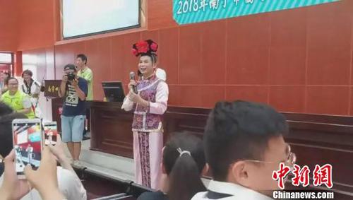图为活动现场，男老师扮“华妃”为高考生减压。 钟欣 摄