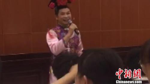 图为活动现场，男老师扮“华妃”为高考生减压。 钟欣 摄