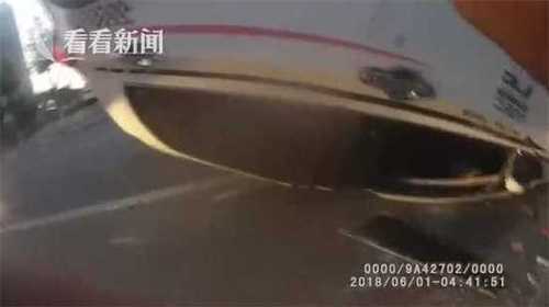 酒驾司机等红灯睡2小时 被叫醒后逃跑途中车又翻了