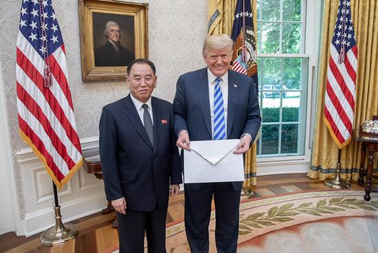 特朗普收到金正恩亲笔信 不料又被网民调侃手小了