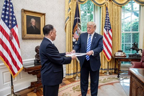 特朗普收到金正恩亲笔信 不料又被网民调侃手小了