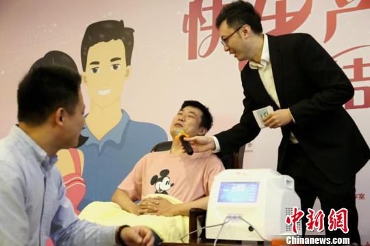 体验4级疼痛的男士表示：“这个级数我觉得已经非常疼了。” 芊烨 摄