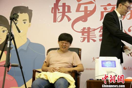 挑战7级疼痛的准爸爸只坚持了30秒。　芊烨 摄