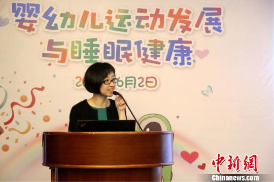 一妇婴妇幼保健部主任花静表示，幼儿期和学龄前阶段是视觉和大脑发育的关键时期和可塑阶段。　芊烨 摄