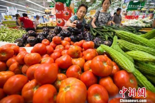 资料图：民众在超市选购蔬菜。　张云 摄