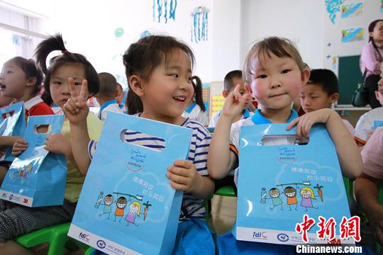 孩子们从乐趣中了解口腔健康的重要性，学习到了口腔保健知识。　李佩珊 摄