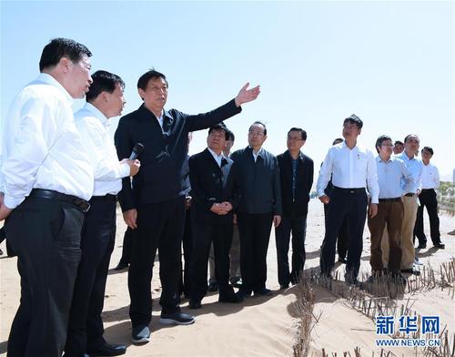 6月2日至5日，中共中央政治局常委、全国人大常委会委员长栗战书在内蒙古自治区检查大气污染防治法实施情况。这是6月4日，栗战书在鄂尔多斯银肯塔拉京津风沙源治理项目了解防沙固沙、植被恢复等情况。新华社记者饶爱民摄