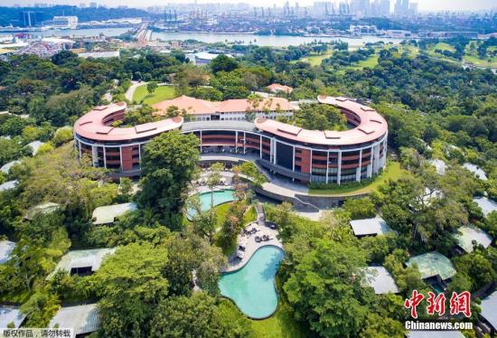当地时间2018年6月5日，白宫发言人桑德斯表示，美国总统特朗普与朝鲜最高领导人金正恩将在新加坡圣淘沙地区的嘉佩乐酒店(Capella Hotel)举行会晤，终止了外界对“金特会”会场的猜测。为何选择嘉佩乐酒店？美国《新闻周刊》揭露了该酒店的5大事实。 文字来源：海外网