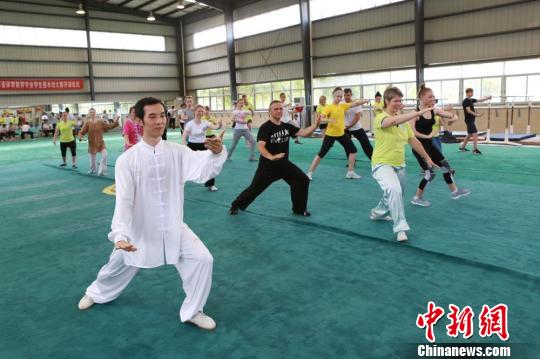 学习中国太极拳 冯富 摄