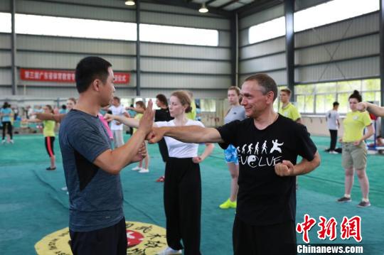 学习中国太极拳 冯富 摄