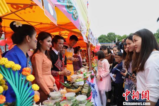 中国侨网贵州民族大学第二届国际美食节活动现场。　瞿宏伦　摄