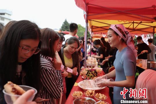 贵州民族大学第二届国际美食节活动现场。　瞿宏伦 摄