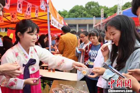 贵州民族大学第二届国际美食节活动现场。　瞿宏伦 摄