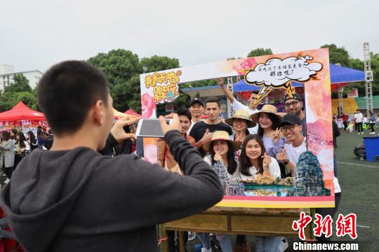贵州民族大学第二届国际美食节活动现场。　瞿宏伦 摄