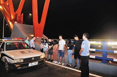 7名大学生为找刺激爬上30米高桥桥顶 结果尴尬了