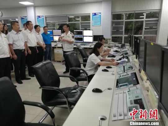 南海航海保障中心广州通信中心播发首条英文版南海海况预报 郭军 摄
