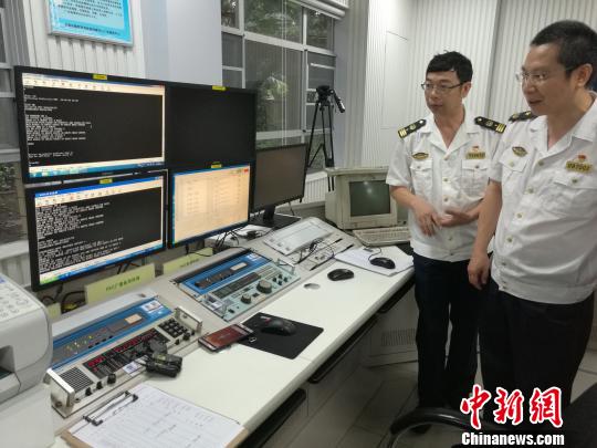 南海航海保障中心广州通信中心播发首条英文版南海海况预报 郭军 摄
