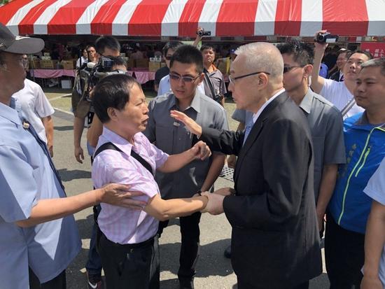 台湾卖往大陆的茶叶被退回 茶农下跪求吴敦义帮忙