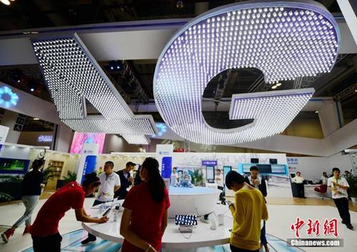 资料图：厦门市民在体验4G网络。 <a target='_blank' href='http://www.chinanews.com/'>中新社</a>记者 张斌 摄