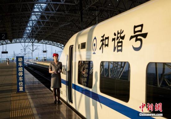 5月28日，广东西部沿海高铁江门至湛江段进入试运行阶段。据悉，在试运行阶段，铁路部门进将行包括开展运行图测试、故障模拟演练、应急场景演练、按图行车试验等重点项目在内的多项运行试验，为正式开通运营提供科学参考依据。<a target='_blank' href='http://www.chinanews.com/'>中新社</a>发 杨胜 摄