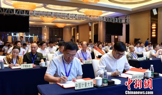 图为：第二届世界姚商大会现场签约。　何蒋勇 摄
