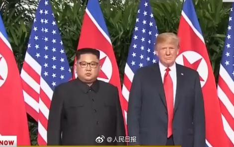 特朗普与金正恩在新加坡圣淘沙嘉佩乐酒店握手