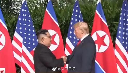 特朗普与金正恩在新加坡圣淘沙嘉佩乐酒店握手