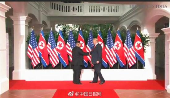 特朗普与金正恩在新加坡圣淘沙嘉佩乐酒店握手