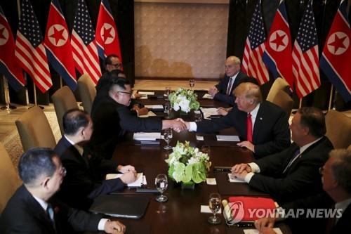 记者问“你要放弃核武吗？” 金正恩笑而不语