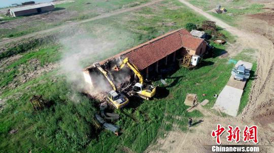 湖洲上4栋1800平方米已闲置房被拆除，建筑垃圾运离湖洲。　廖文 摄
