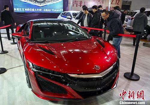 资料图：民众在车展购车。<a target='_blank' href='http://www.chinanews.com/'>中新社</a>记者 刘新 摄