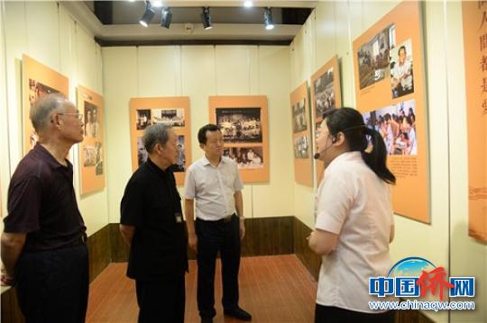 观看黄仲咸生平事迹展。　陈佳丽 摄