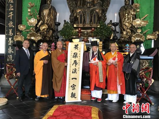 中国侨网中日双方互赠礼物。　郑松波　摄