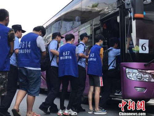犯罪嫌疑人将被押解至舟山，接受警方进一步调查。　张斌 摄
