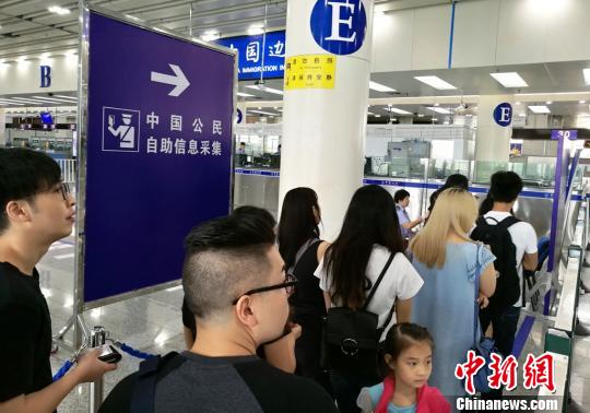 皇岗边检站在福田口岸入境大厅增设中国公民自助信息采集提高通关效率。　黄俊生 摄
