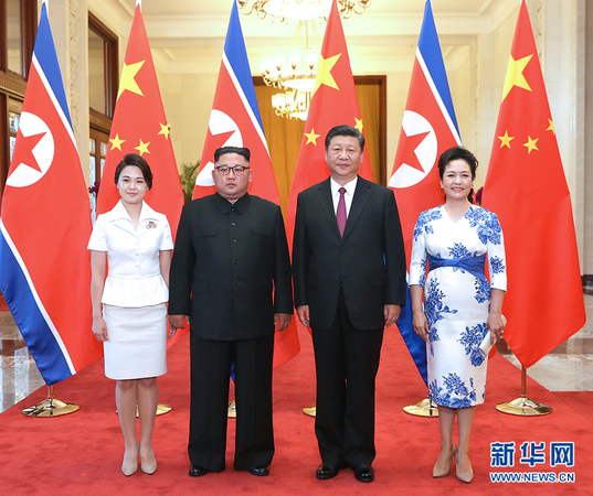 6月19日，中共中央总书记、国家主席习近平同当日抵京对中国进行访问的朝鲜劳动党委员长、国务委员会委员长金正恩举行会谈。这是习近平和夫人彭丽媛在北京人民大会堂同金正恩和夫人李雪主合影。