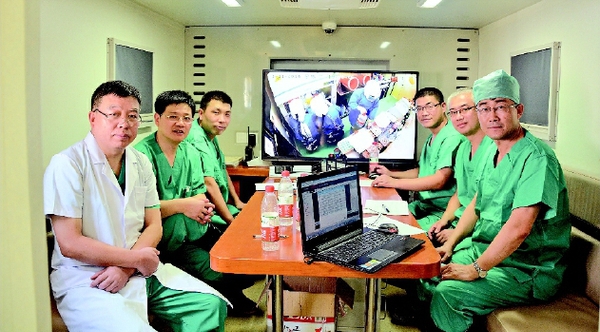 图为高福（图1右一，图2中）参加援塞拉利昂抗击埃博拉医疗队工作场景。