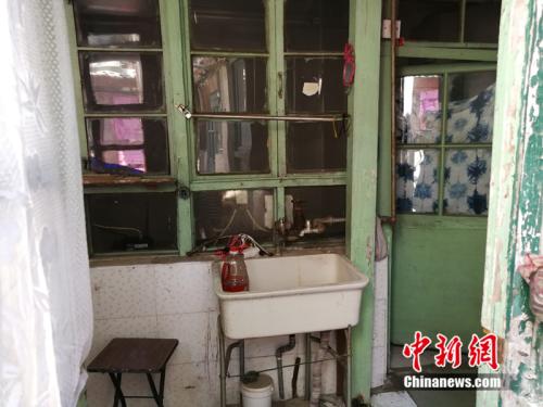 进门后只有一个简易洗手池，水龙头已经生锈。<a target='_blank' href='http://www.chinanews.com/' >中新网</a>记者 邱宇 摄