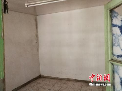 屋内光线很暗，有陈腐的气味。<a target='_blank' href='http://www.chinanews.com/' >中新网</a>记者 邱宇 摄