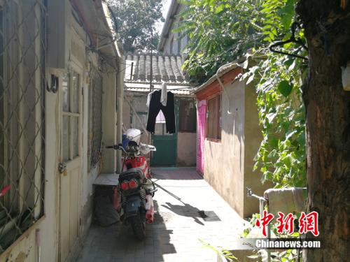 一米多宽的狭小过道里用绳子晾着衣裤。<a target='_blank' href='http://www.chinanews.com/' >中新网</a>记者 邱宇 摄