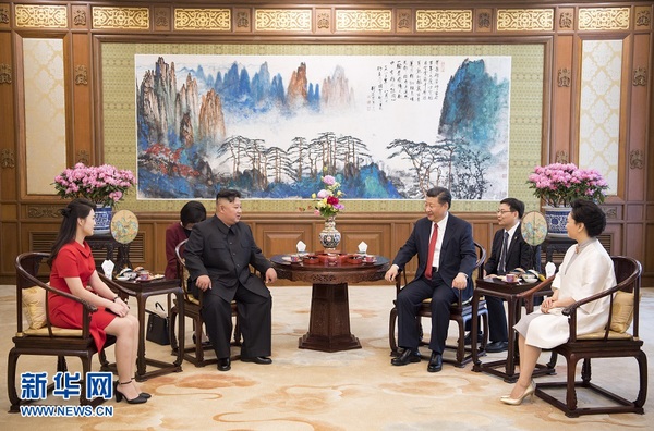 6月20日，中共中央总书记、国家主席习近平在北京钓鱼台国宾馆会见朝鲜劳动党委员长、国务委员会委员长金正恩。习近平总书记夫人彭丽媛、金正恩委员长夫人李雪主参加会见。