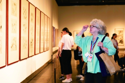 外国嘉宾参观“借古开今”江苏省美术馆馆藏明清绘画展