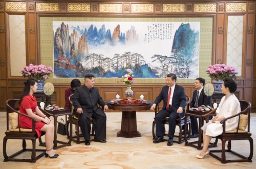 6月20日，中共中央总书记、国家主席习近平在北京钓鱼台国宾馆会见朝鲜劳动党委员长、国务委员会委员长金正恩。习近平总书记夫人彭丽媛、金正恩委员长夫人李雪主参加会见。 新华社记者 李学仁 摄