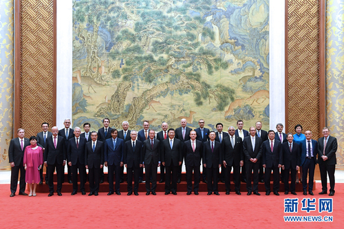 6月21日，国家主席习近平在北京钓鱼台国宾馆会见来华出席“全球首席执行官委员会”特别圆桌峰会的知名跨国企业负责人，并同他们座谈交流。新华社记者饶爱民摄