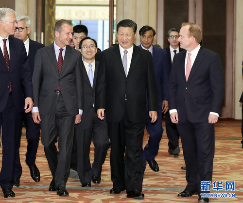 　6月21日，国家主席习近平在北京钓鱼台国宾馆会见来华出席“全球首席执行官委员会”特别圆桌峰会的知名跨国企业负责人，并同他们座谈交流。新华社记者丁林摄