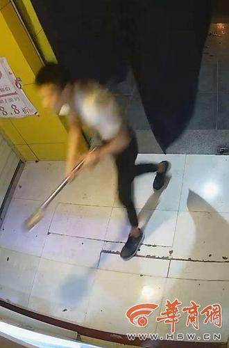 西安5名中学生深夜打砸一成人用品店 称因为好奇