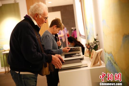 听众参观故宫文创展览。　林丹 摄