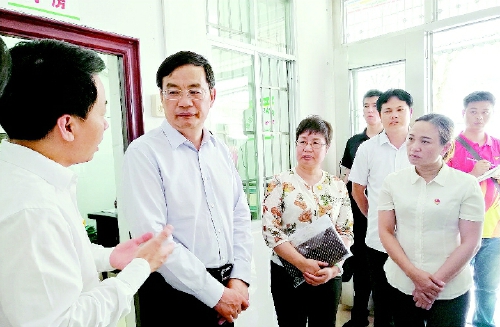     调研组到广西田东县大板村卫生室调研