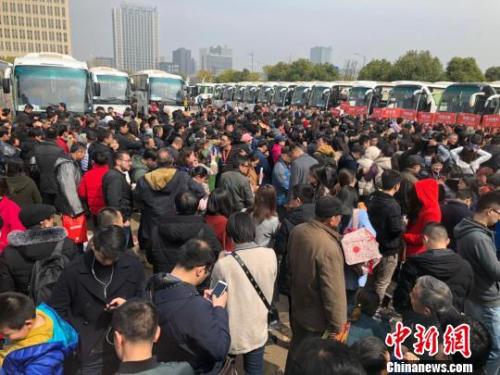 资料图：69辆“春季看房团”大巴载着南京及周边3300多人，浩浩荡荡分线路开赴64家楼盘。 朱晓颖 摄