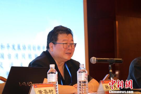 孙亚夫出席论坛并主持“夫子开讲”。何娅 摄